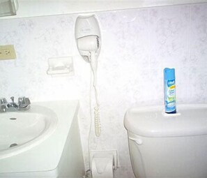Baignoire profonde, séchoir à cheveux