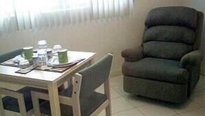 تناول الطعام داخل الغرفة