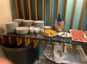 朝食 (ビュッフェ)、毎日提供 (有料)