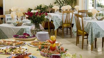 Breakfast, lunch, dinner served; Italian cuisine, beach views