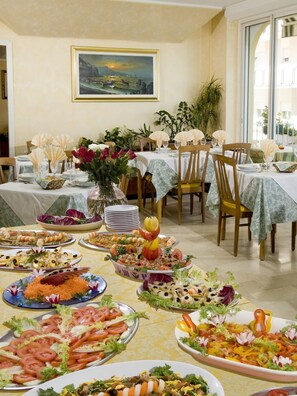 Café da manhã, almoço e jantar; culinária italiana, vistas para a praia 