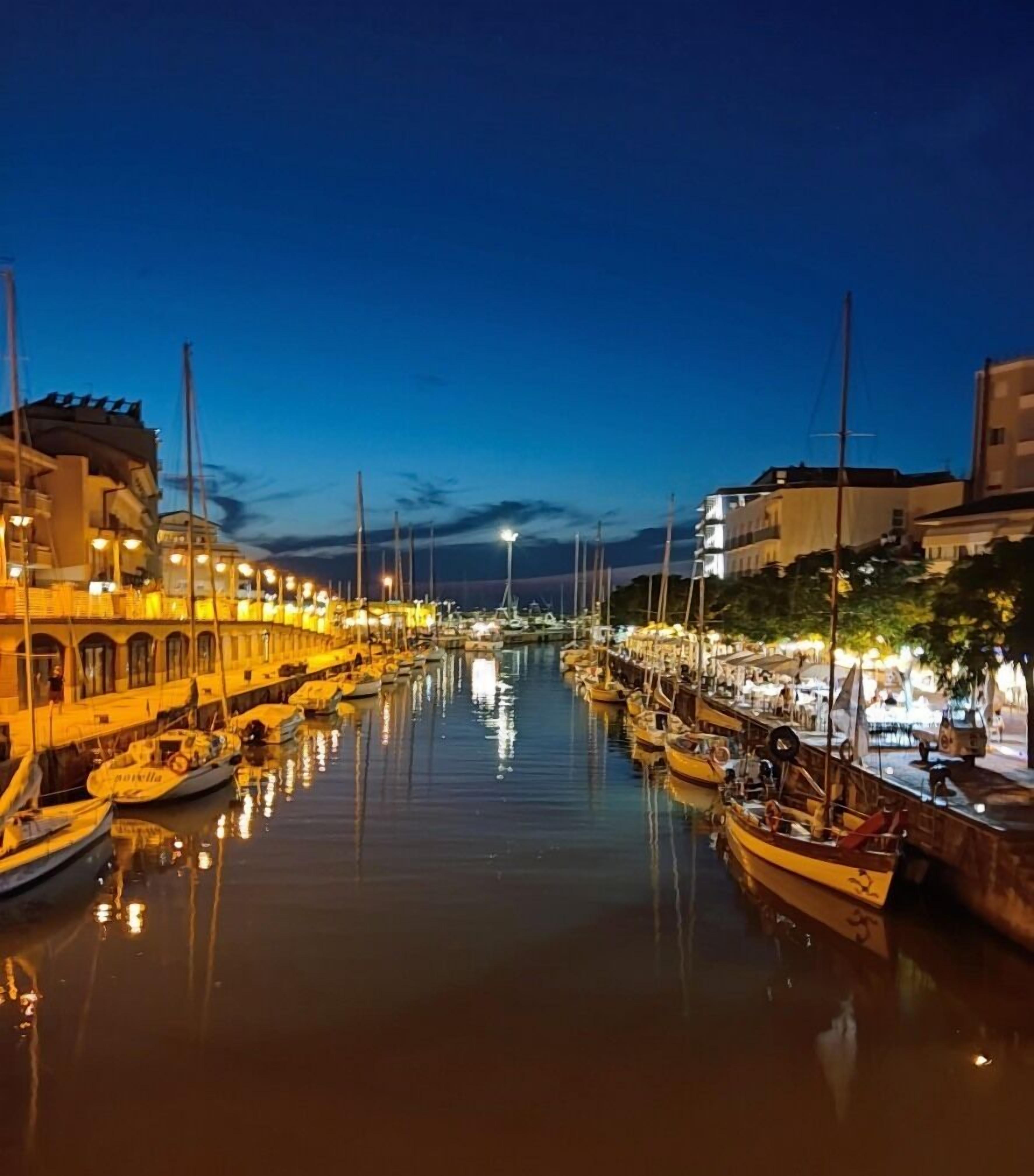 على الشاطئ، حافلة نقل من وإلى الشاطئ مجانًا، كراسي للتشمس، مظلات الشاطئ