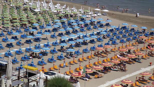 A beach with numerous umbrellas and sun loungers arranged in rows. - Hotel Gloria (Gabicce Mare)