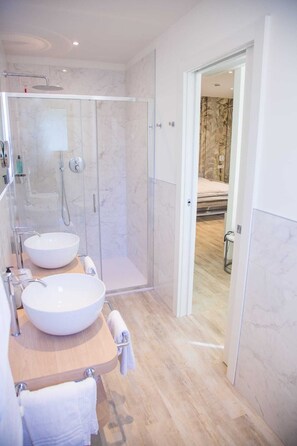 Phòng Suite Deluxe | Két bảo mật tại phòng, trang trí khác biệt 