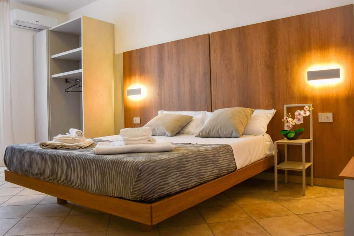 deluxe triple room, 1 bedroom | 1 bedroom, minibar, in-room safe, desk