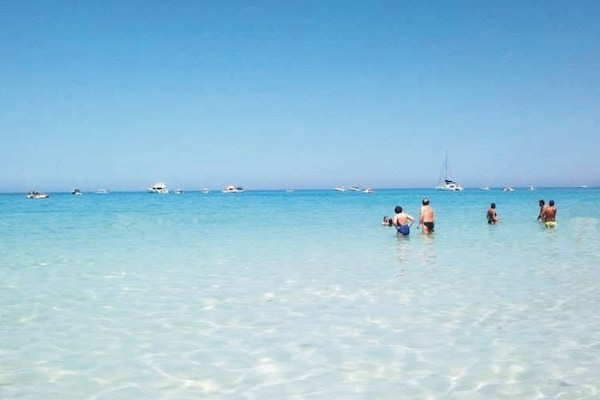 Privatstrand, weißer Sandstrand, Liegestühle, Sonnenschirme