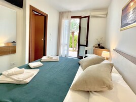 Deluxe Room, 1 Queen Bed | Minibar, in-room safe, desk, blackout drapes