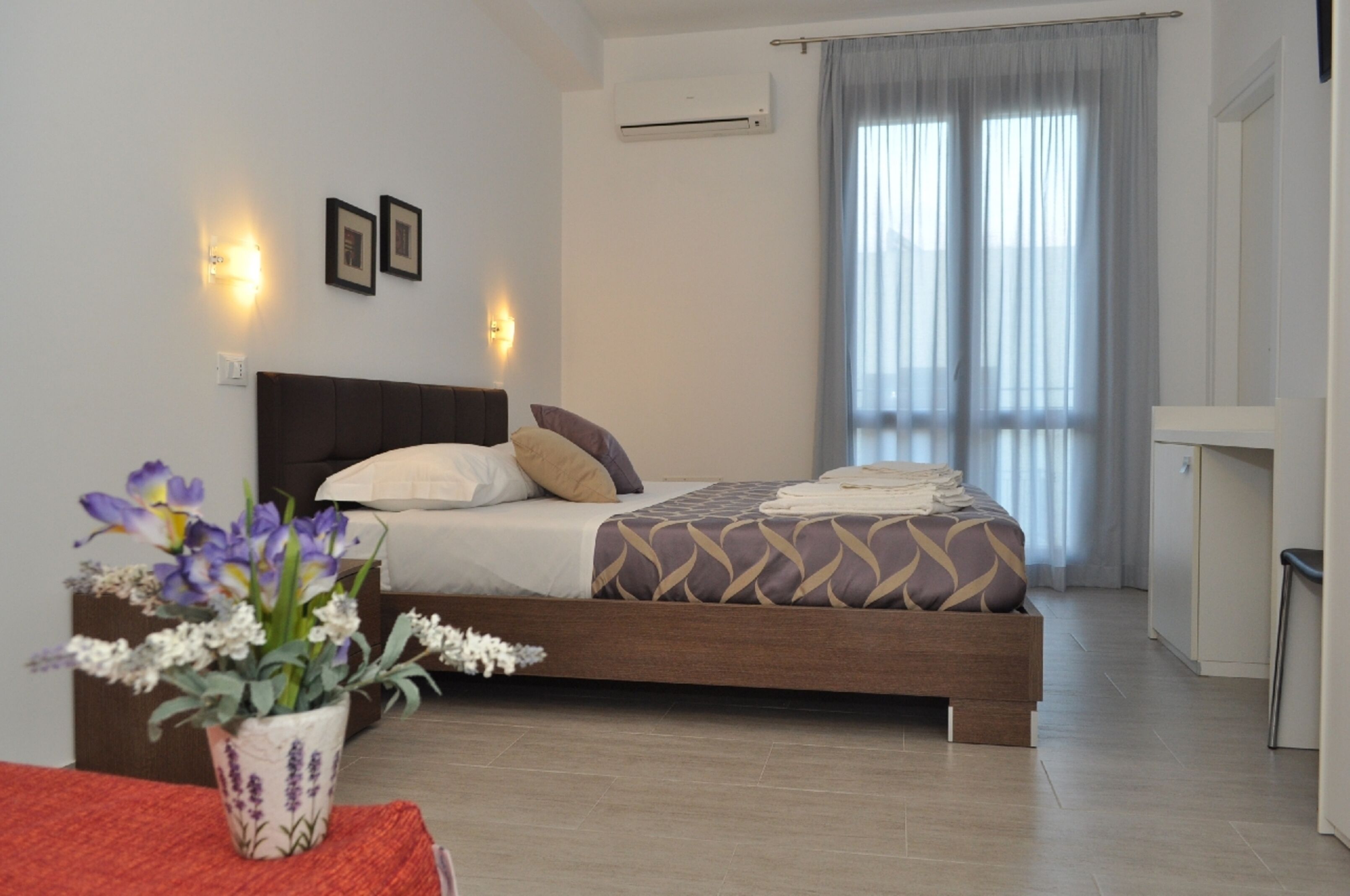 deluxe room, 1 queen bed | 1 bedroom, minibar, in-room safe, desk