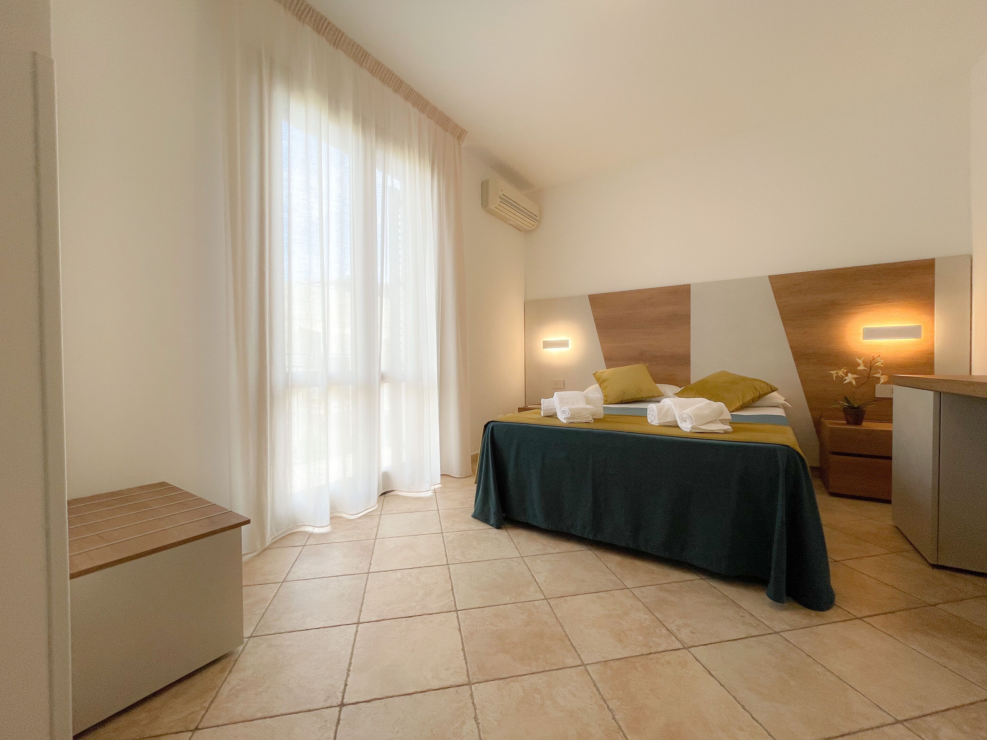 deluxe triple room, 1 bedroom | 1 bedroom, minibar, in-room safe, desk