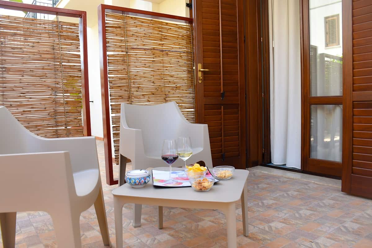 deluxe room, 1 queen bed | terrace/patio