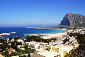 Private beach, white sand, sun-loungers, beach umbrellas - Hotel Sikania (San Vito Lo Capo)