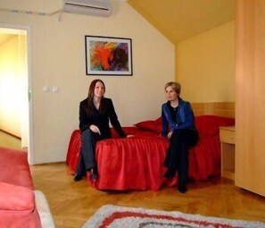 Minibar, una cassaforte in camera, una scrivania, ferro/asse da stiro