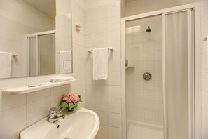 Rainfall showerhead, free toiletries, hair dryer, towels - Hotel Corona (Rome)
