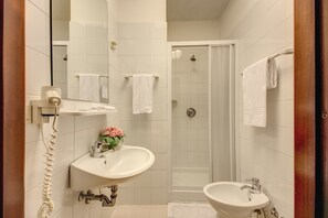 Rainfall showerhead, free toiletries, hair dryer, towels - Hotel Corona (Rome)