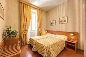 Egyptian cotton sheets, premium bedding, pillowtop beds, in-room safe - Hotel Corona (Rome)