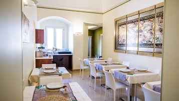 Kontinental morgenmad hver dag (10.00 EUR pr. person)