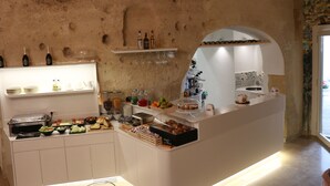 A breakfast bar with various food items and beverages. - Albergo del Sedile (Matera)