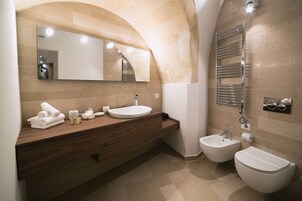 Camera Deluxe, bagno privato, edificio separato (Via Gradoni Municipio) | Bagno | Set di cortesia gratuito, asciugacapelli, bidet, asciugamani