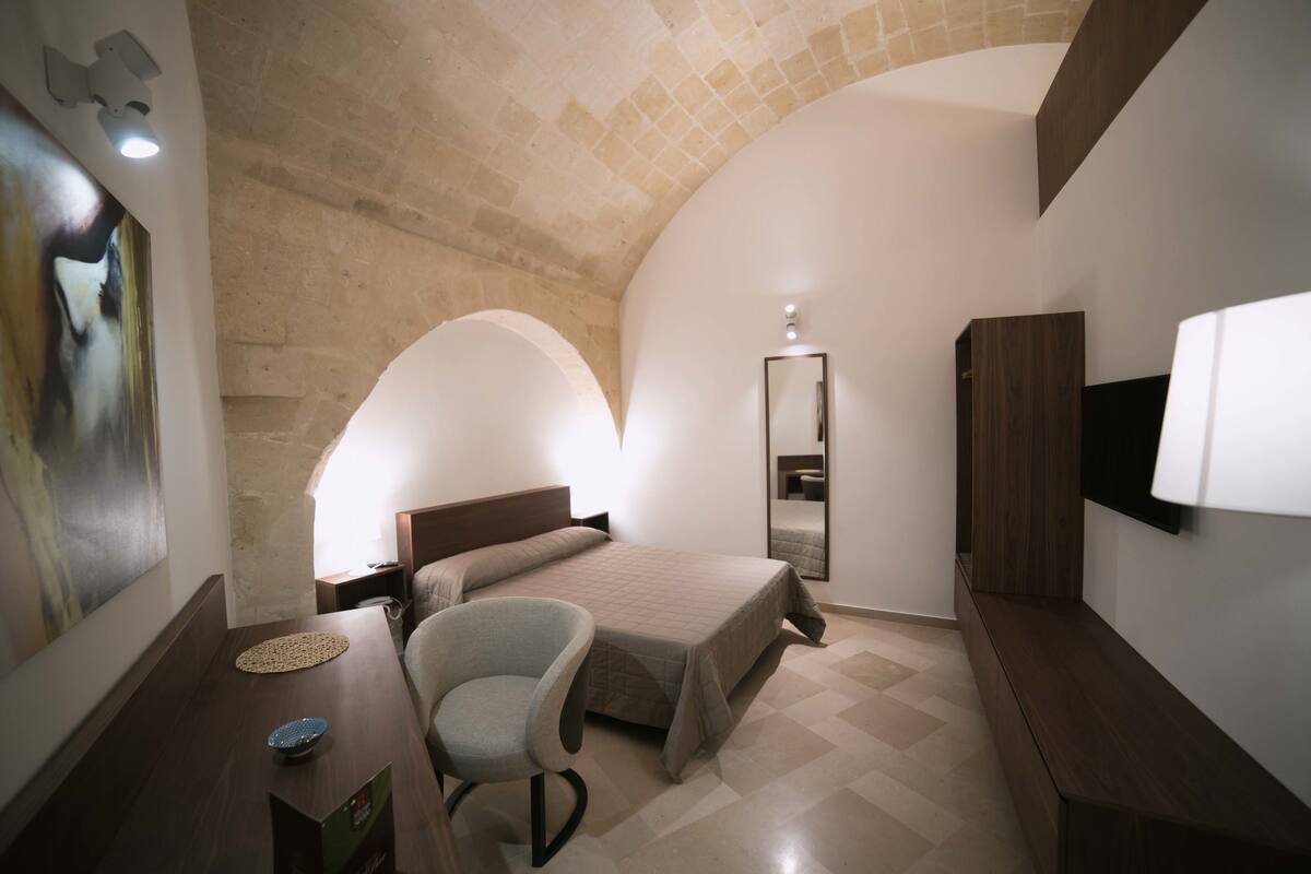 Habitación Deluxe, baño privado, en edificio contiguo (Via Gradoni Municipio) | Ropa de cama de alta calidad y minibar