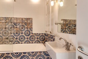 Apartment (6 pax) | Bathroom | Combined shower/tub, free toiletries, hair dryer, towels - Rome Accommodation - Monti (Rome)