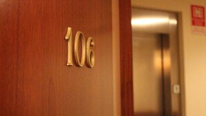 Une porte en bois portant le numéro 106.