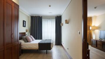 1 soveværelse, pengeskab på værelset, skrivebord, lydisolering