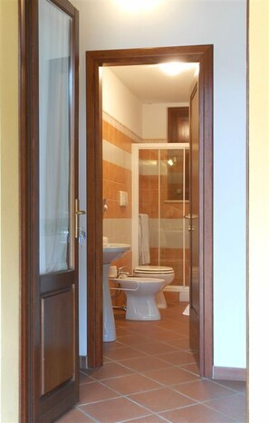 Double Room | Bilik Mandi | Pancuran mandi, kelengkapan dandanan diri percuma, pengering rambut 