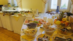 A buffet table with various food items and beverages. - Hotel Heluan (Karlovy Vary)