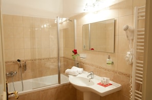 A bathroom with a bathtub, a shower, a sink, and a mirror. - Hotel Heluan (Karlovy Vary)