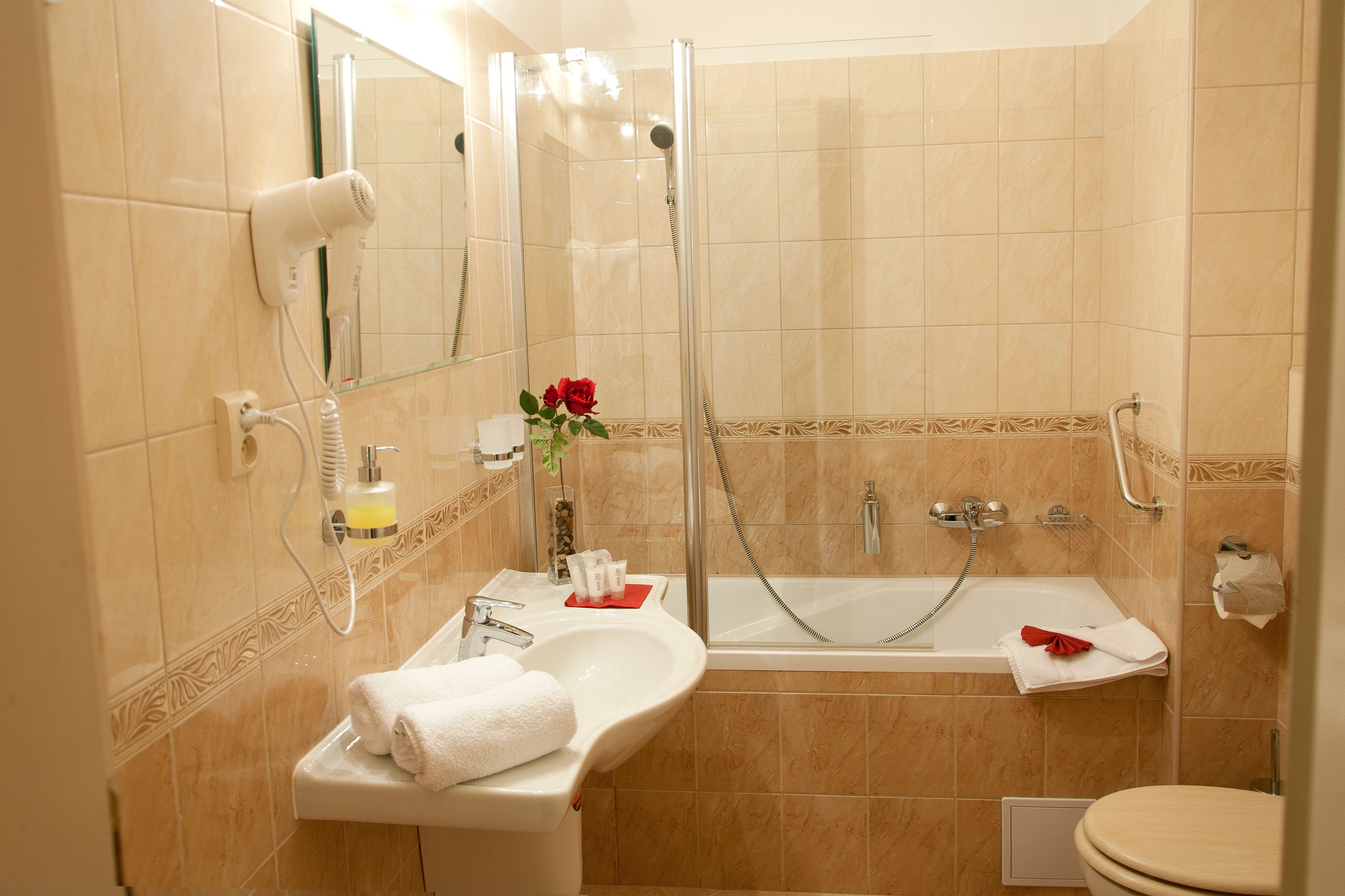 combined shower/bathtub, free toiletries, hair dryer, towels
