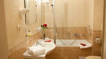 Combined shower/bathtub, free toiletries, hair dryer, towels