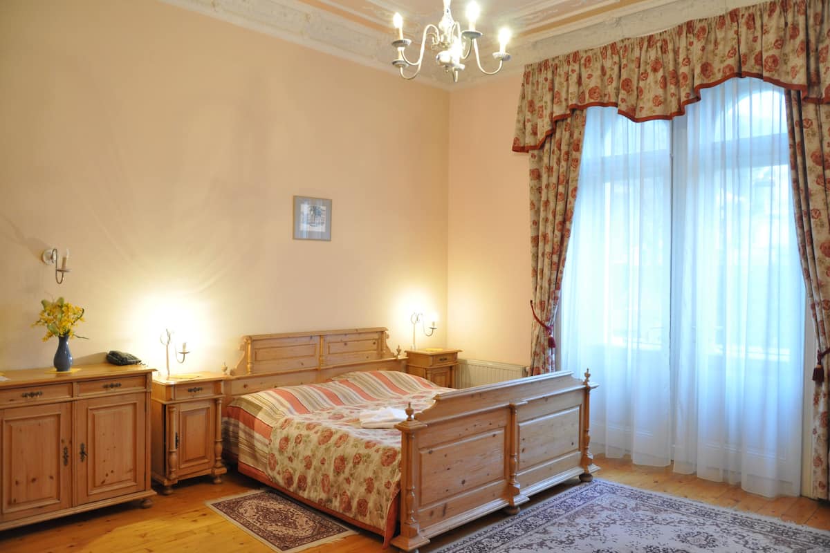 Minibar, in-room safe, iron/ironing board, free cots/infant beds