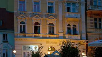 Fassade der Unterkunft – Abend/Nacht