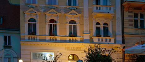 Mặt tiền nơi lưu trú - ban đêm