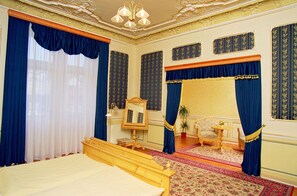 Superior suite, uitzicht op de stad | Een minibar, een kluis op de kamer, een strijkplank/strijkijzer