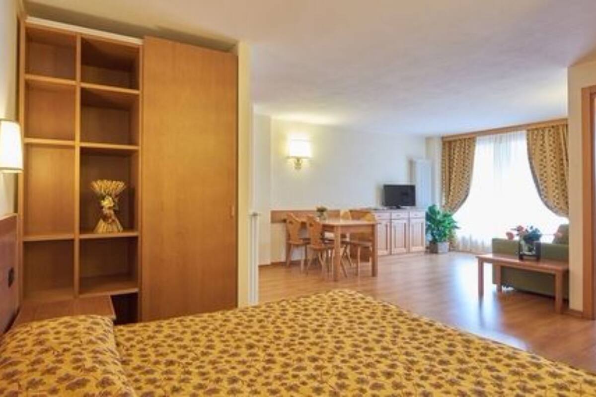Minibar, safe på rommet, skrivebord og blendingsgardiner