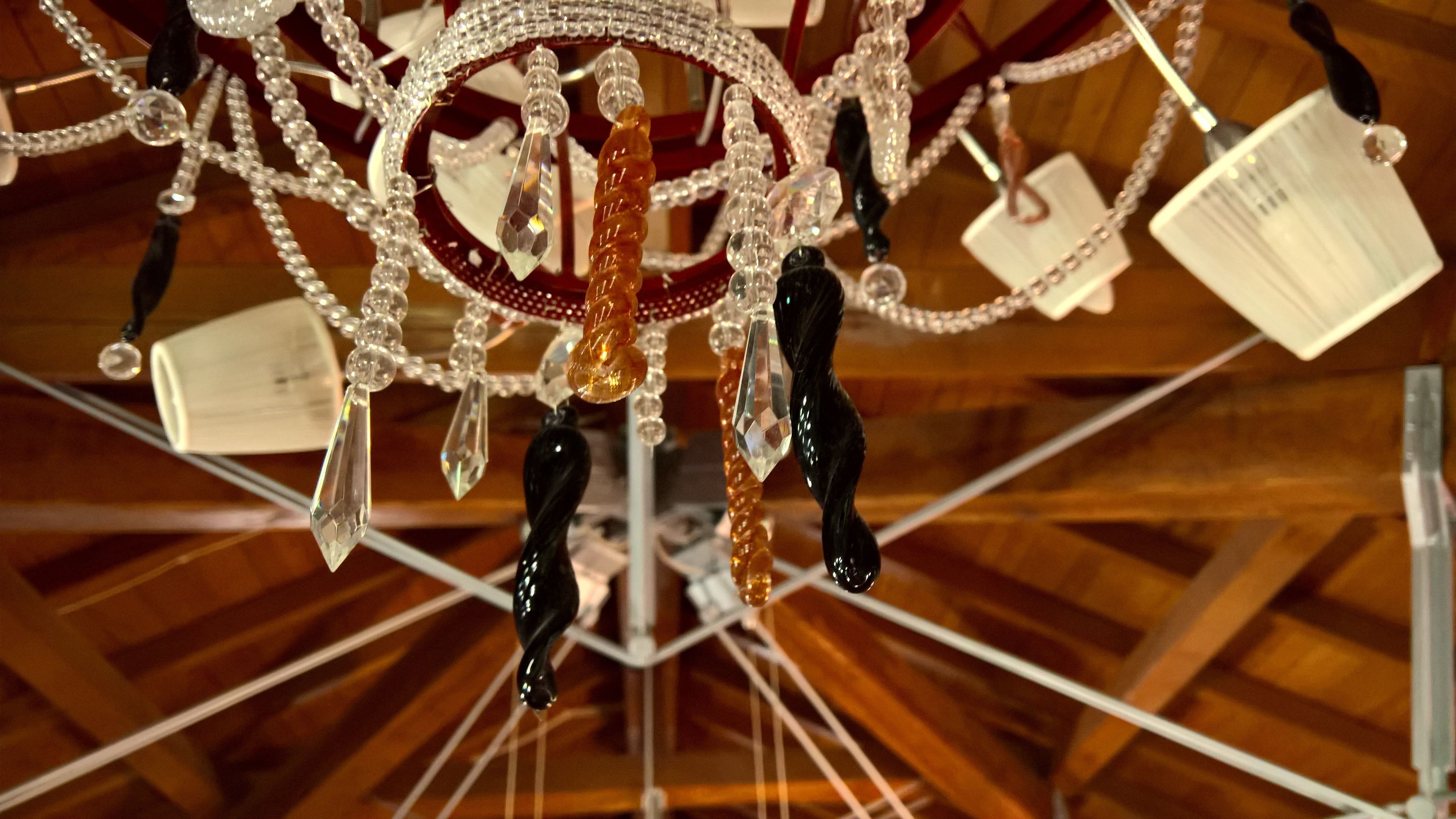 Un candelabro con múltiples detalles de cristal y adornos colgantes.