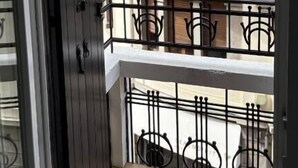 A balcony with a view of a building with classical architecture and a mountain in the background. - Albergo Cappello e Cadore (Belluno)