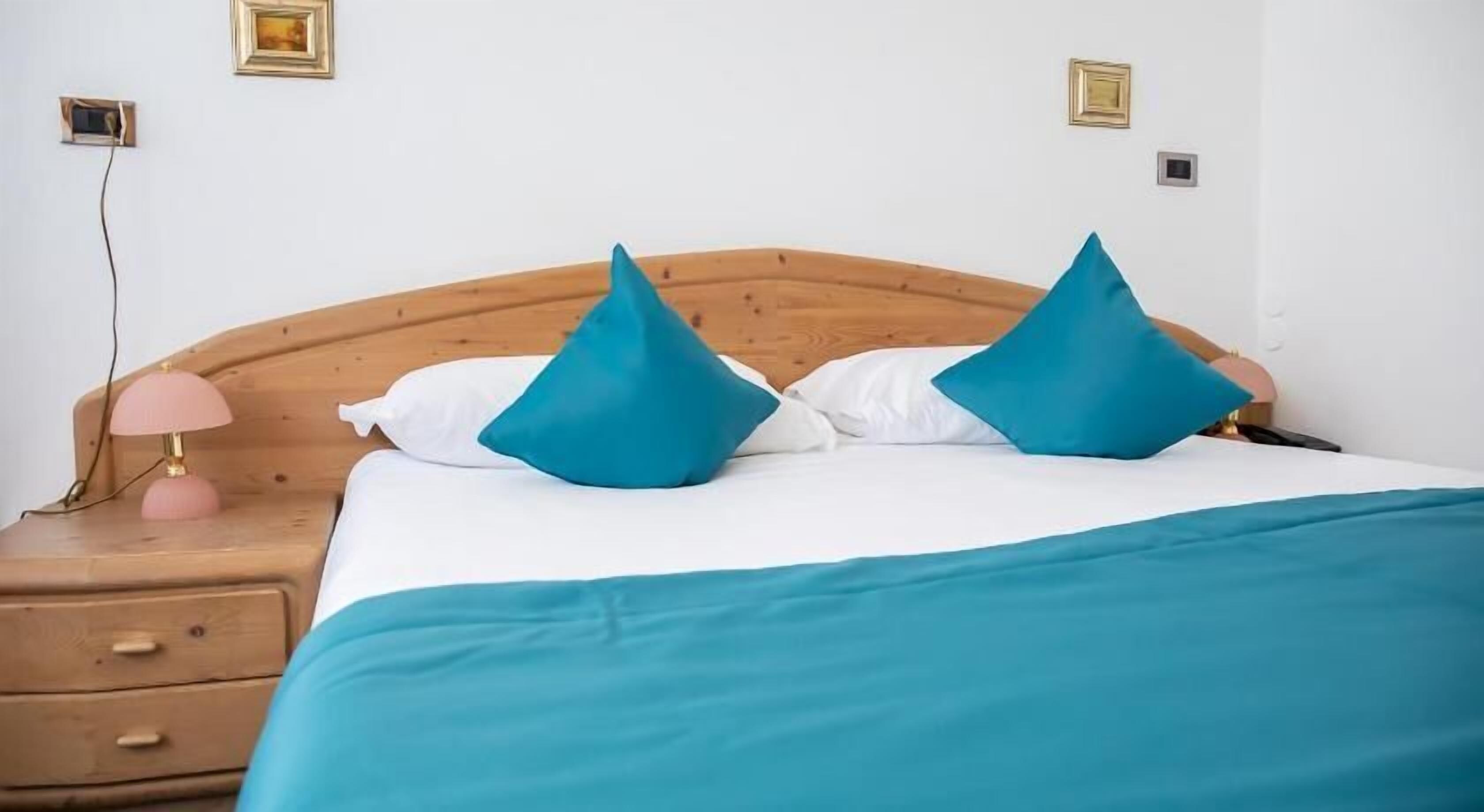 Pillowtop beds, minibar, in-room safe, desk