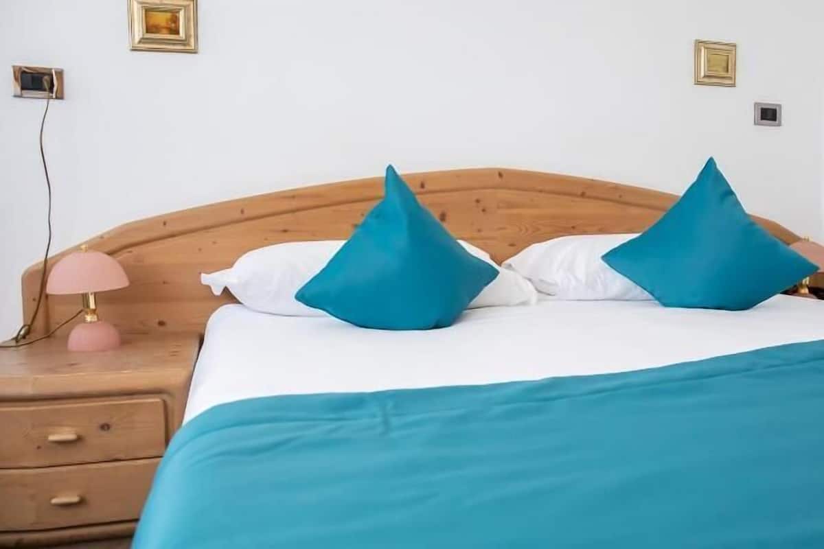 Pillowtop beds, minibar, in-room safe, desk