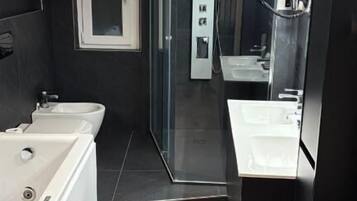Suite Comfort | Kamar mandi | Pengering rambut, kloset, handuk, dan sabun