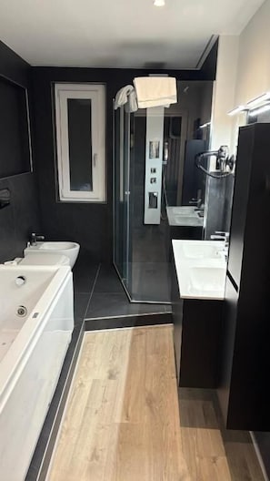 Comfort-suite | Badeværelse | Hårtørrer, bidet, håndklæder, Sæbe