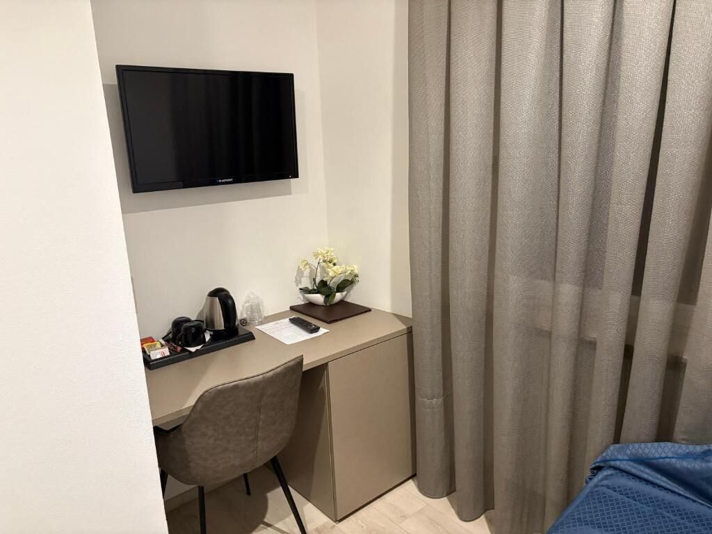 Habitación junior | Área de sala de estar | Televisión de 25 pulgadas con canales digitales 