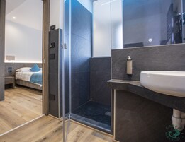Colchones con pillow-top, minibar y caja de seguridad en la habitación 