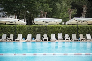 Piscina externa, espreguiçadeiras