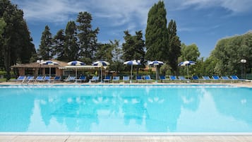 Piscina all'aperto, lettini