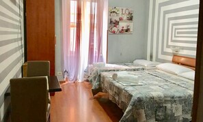 Slaapzaal, 1 eenpersoonsbed (4 People) | Een kluis op de kamer, een bureau, geluiddichte muren