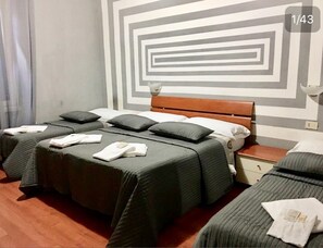 مكان نوم مشترك - سرير فردي منفصل (4 People) | خزنة داخل الغرفة ومكتب وتجهيزات عازلة للصوت ومكواة/لوح كي