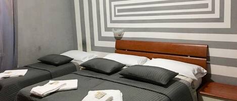 Værelse til 3 personer - privat badeværelse | Pengeskab på værelset, skrivebord, lydisolering, strygejern/strygebræt