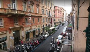 A street view with a hotel named "Hotel Robinson" on the right. - Hi Termini (Rome)